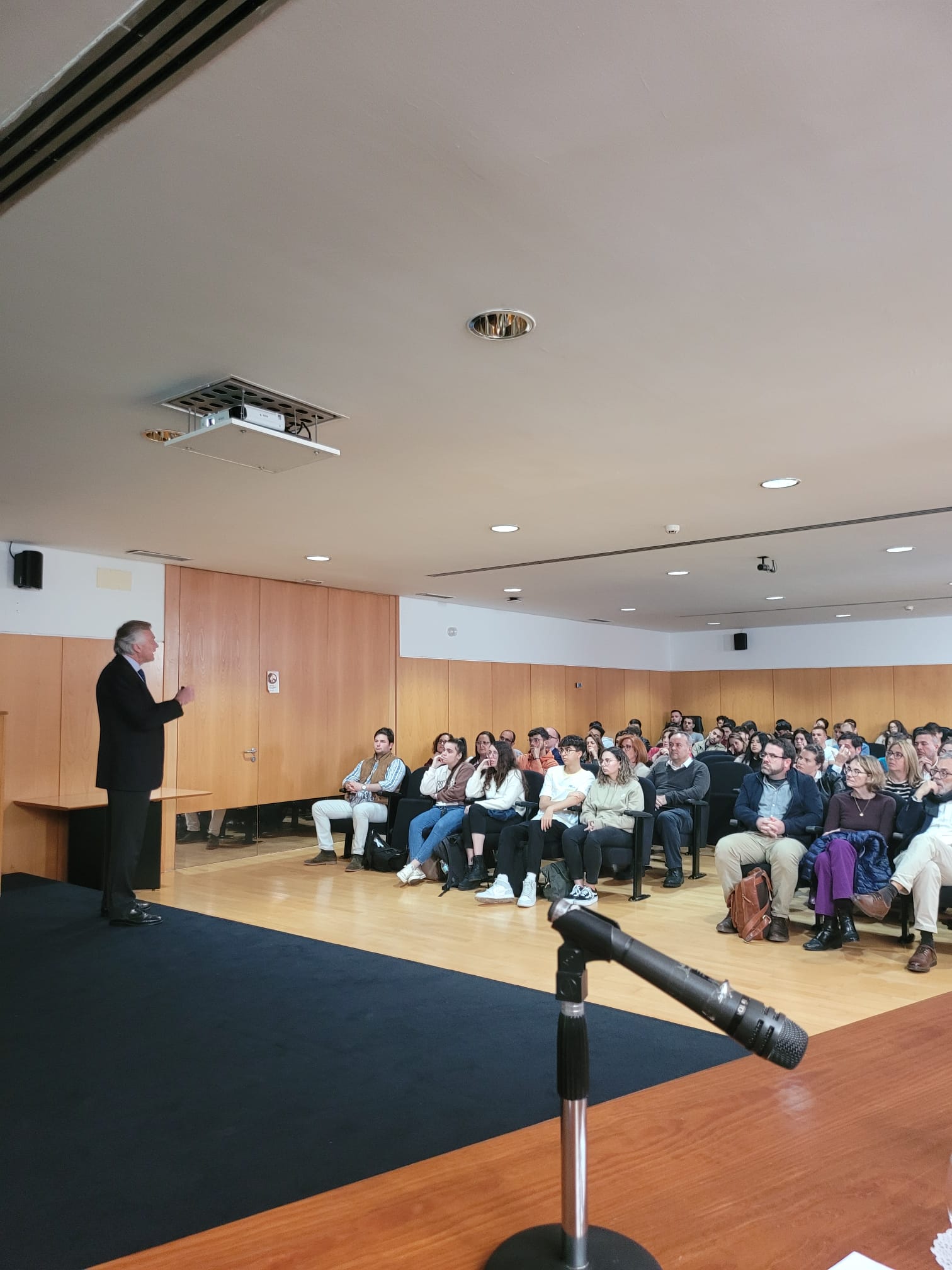 Imagen en la que se muestra a D. Ignacio Baeza Gómez impartiendo la conferencia.